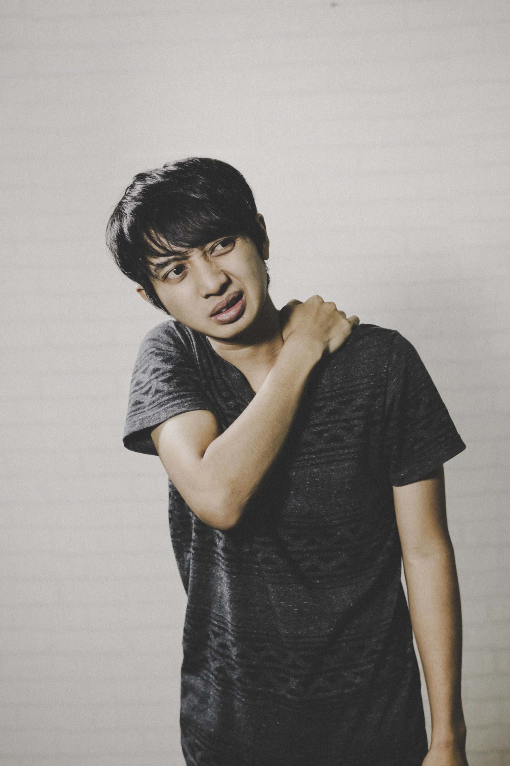 man with neck pain after car accident symptoms